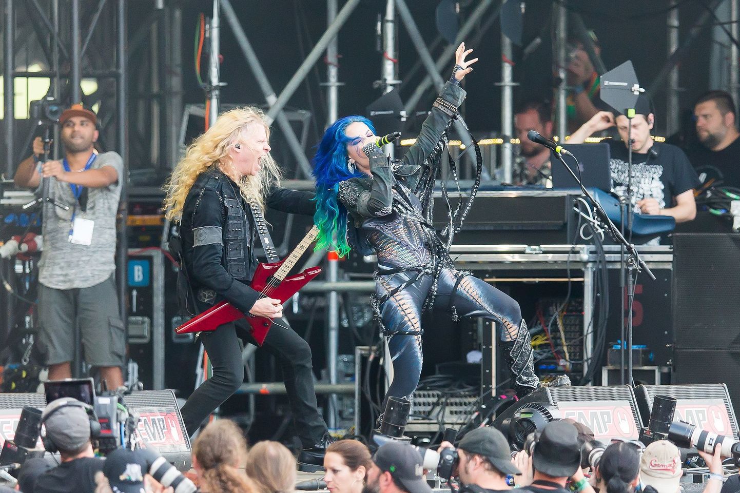 Arch Enemy kontserdil 2016. aastal.