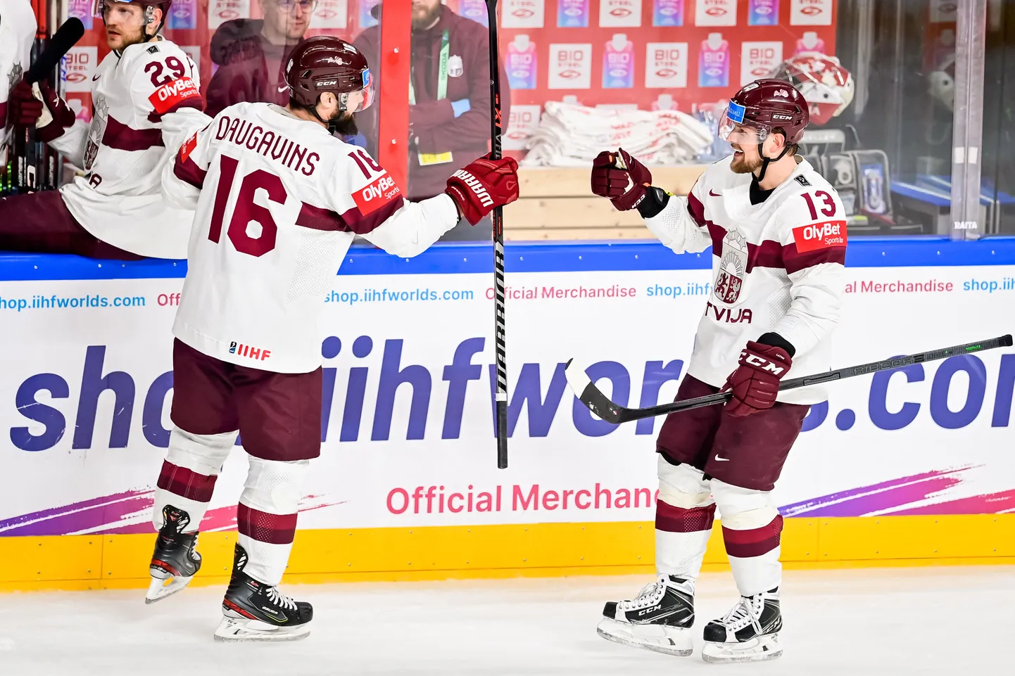 Latvijas hokejisti Kaspars Daugaviņš un Rihards Bukarts