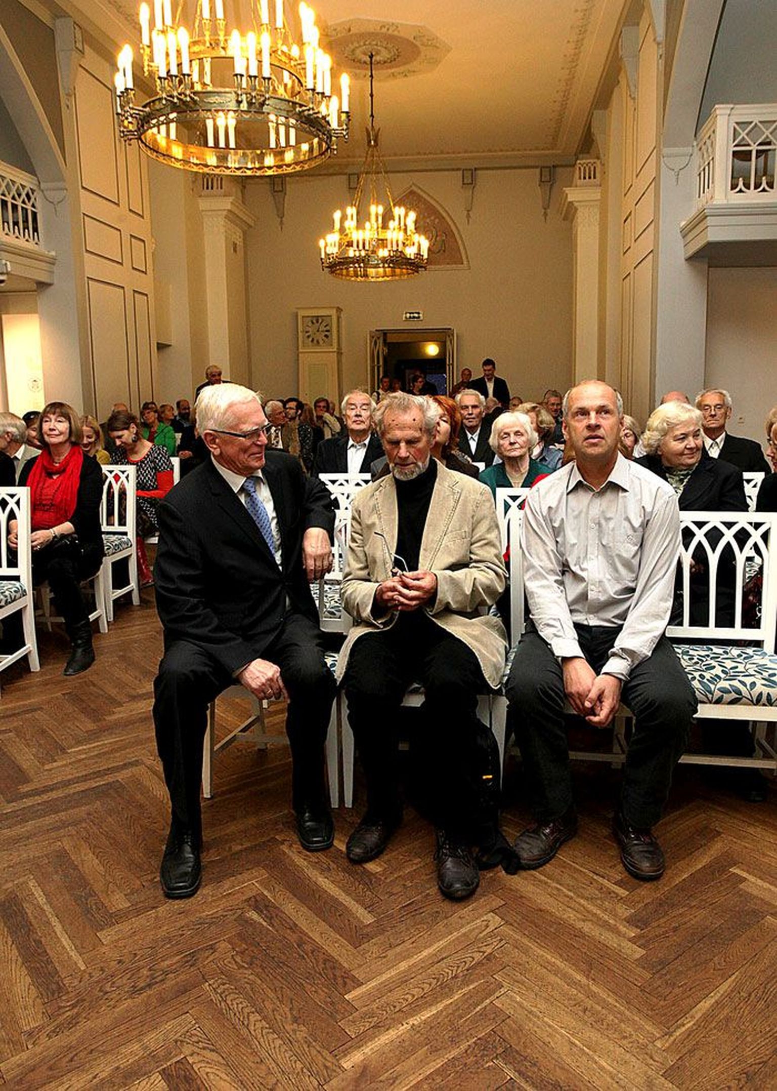Klimatoloogid Andres Tarand (vasakult), Ain Kallis ja Jaak Jaagus esitlesid kolmapäeval Tartu ülikooli ajaloo muuseumi valges saalis suurele hulgale huvilistele enam kui 600-leheküljelist kogumikku «Eesti kliima minevikus ja tänapäeval», mis heidab pilgu aastatele 1020–2010.