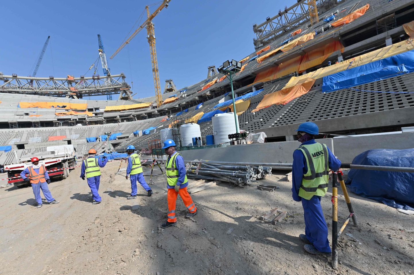 Futbola stadiona būvniecības darbi netālu no Dohas.
