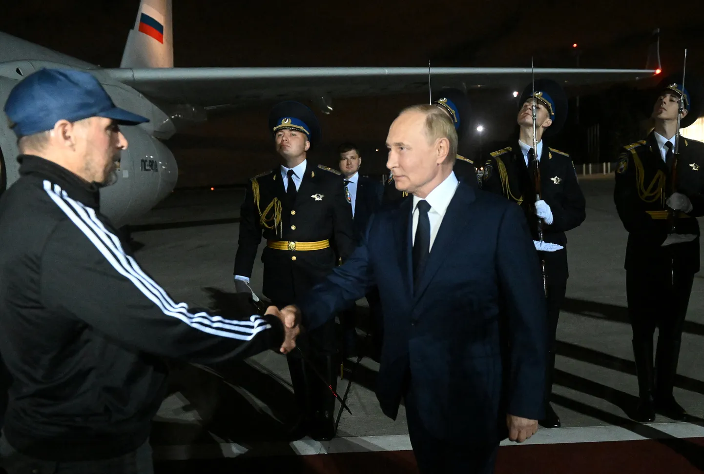 Putin tervitas Vadim Krassikovi.