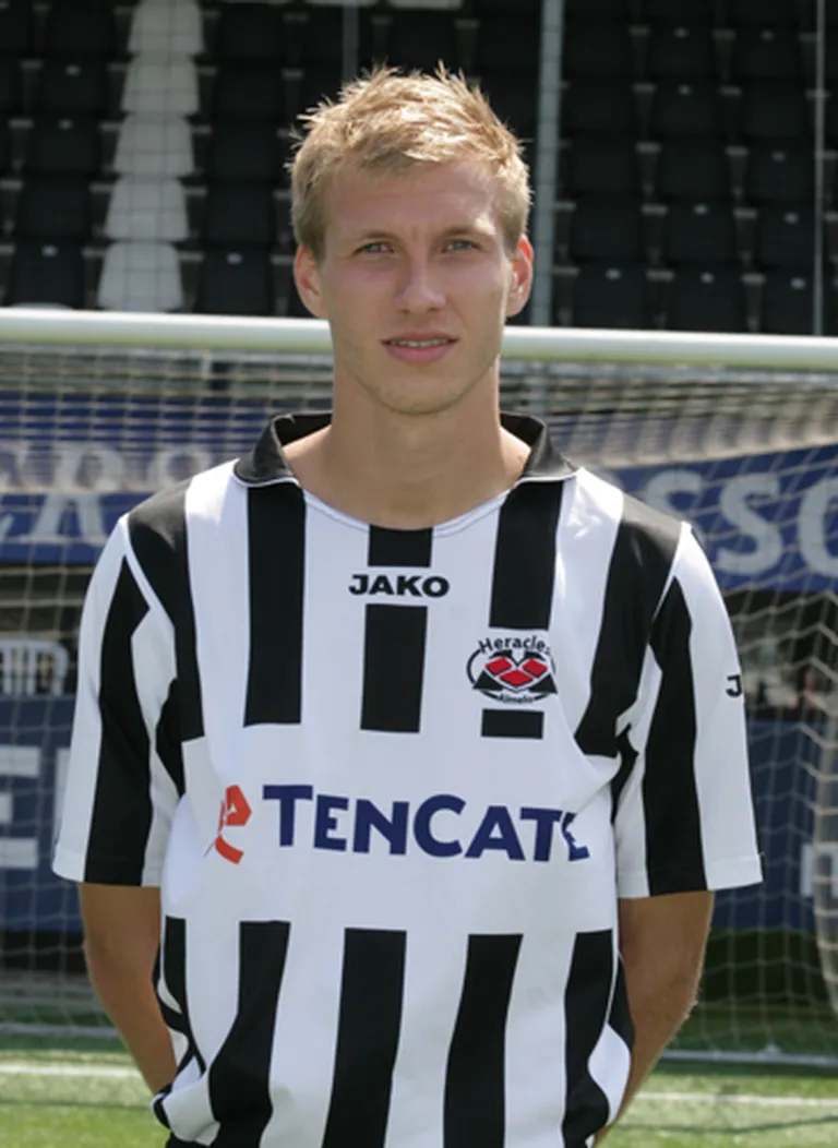 Pärast ühte Norra kõrgliigaklubis Oslo Valerenga veedetud aastat, mille jooksul jäi mänguaega väga napiks, sõlmis Klavan 2005. aasta augustis lepingu Hollandi kõrgliiga väikeklubiga Almelo Heracles, kelle ridades tegi kolme ja poole hooaja jooksul 95 mängu.