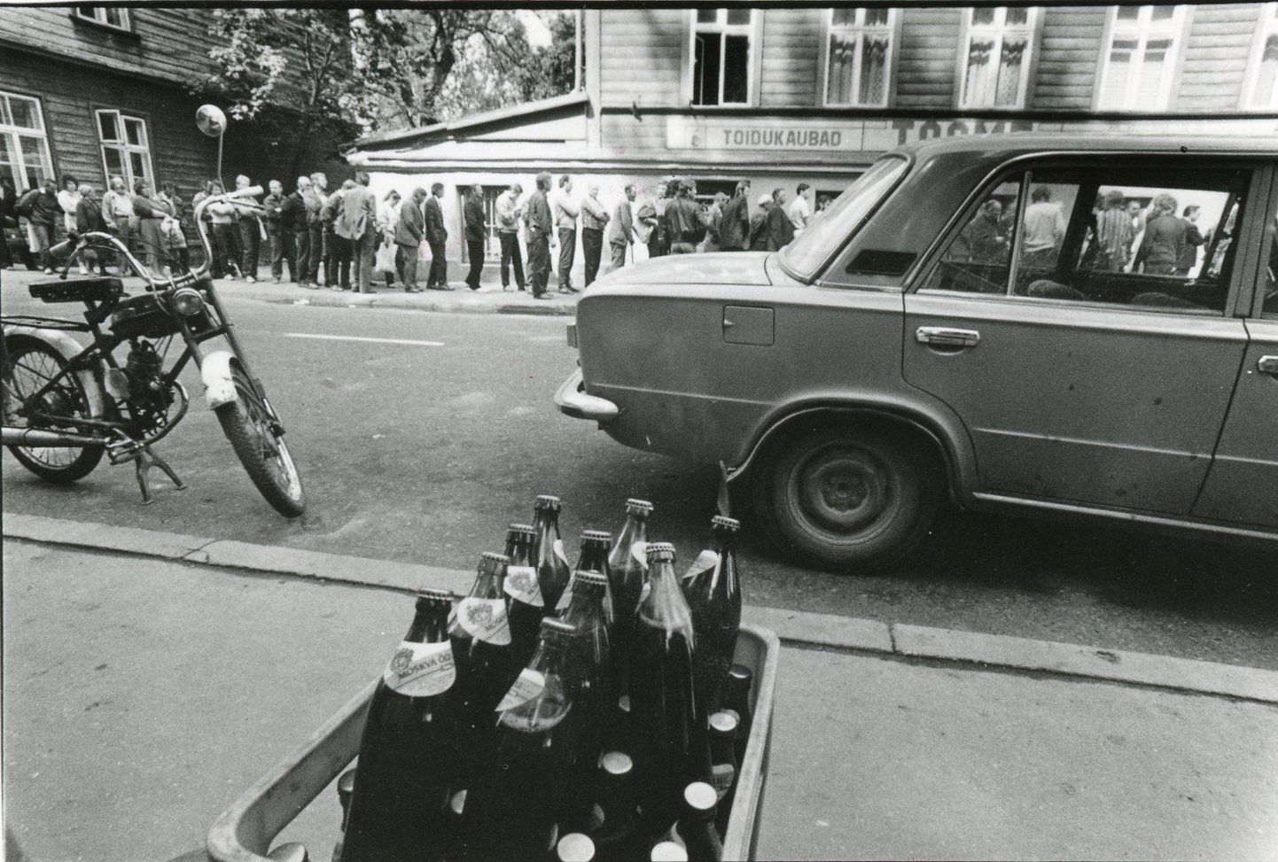 Nõukogude argipäev: defitsiitne õlu, ihaldusväärne Žiguli, punnvõrr ja taamal järjekord poe ukse taga.