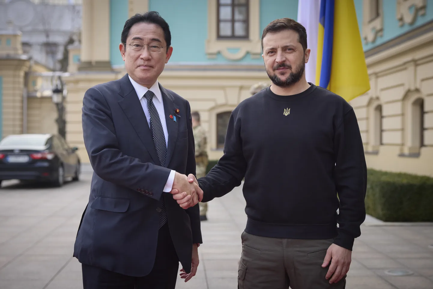 Japānas premjerministrs Fumio Kišida un Ukrainas prezidents Volodimirs Zelenskis tikšanās laikā Kijivā 2023. gada 21. martā.