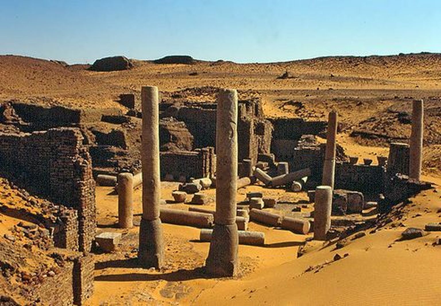 900 aasta vanune krüpt sisaldas seitset loomulikul teel mumifitseerunut. Fotol Old Dongola kloostri jäänused