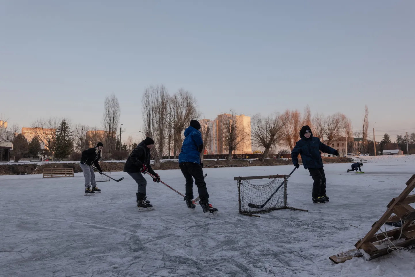 Украинские дети играют в хоккей.