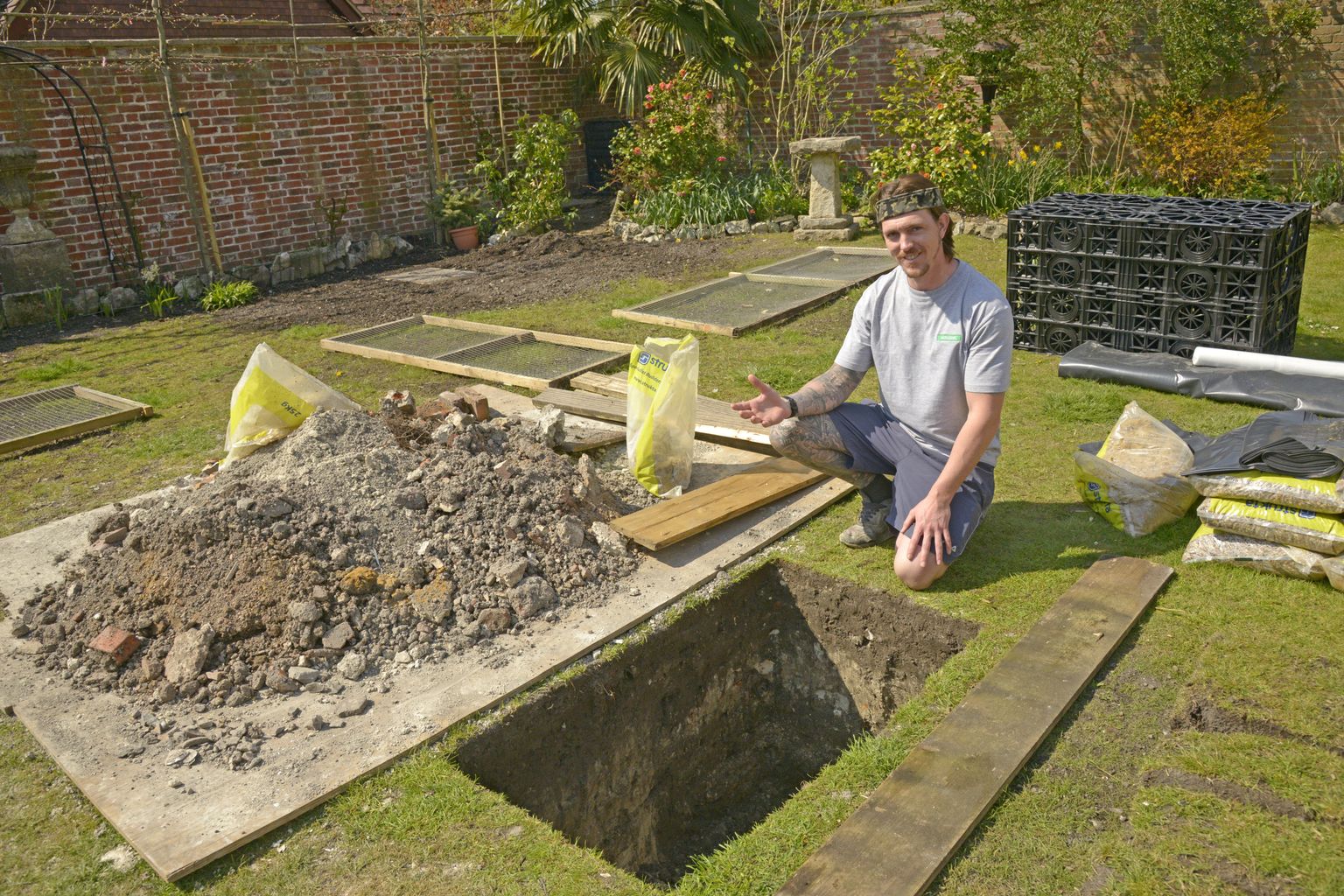 Briti ehitaja Robbie Kearney, kes leidis Heytesburys asuva maja aiast viis inimskeletti