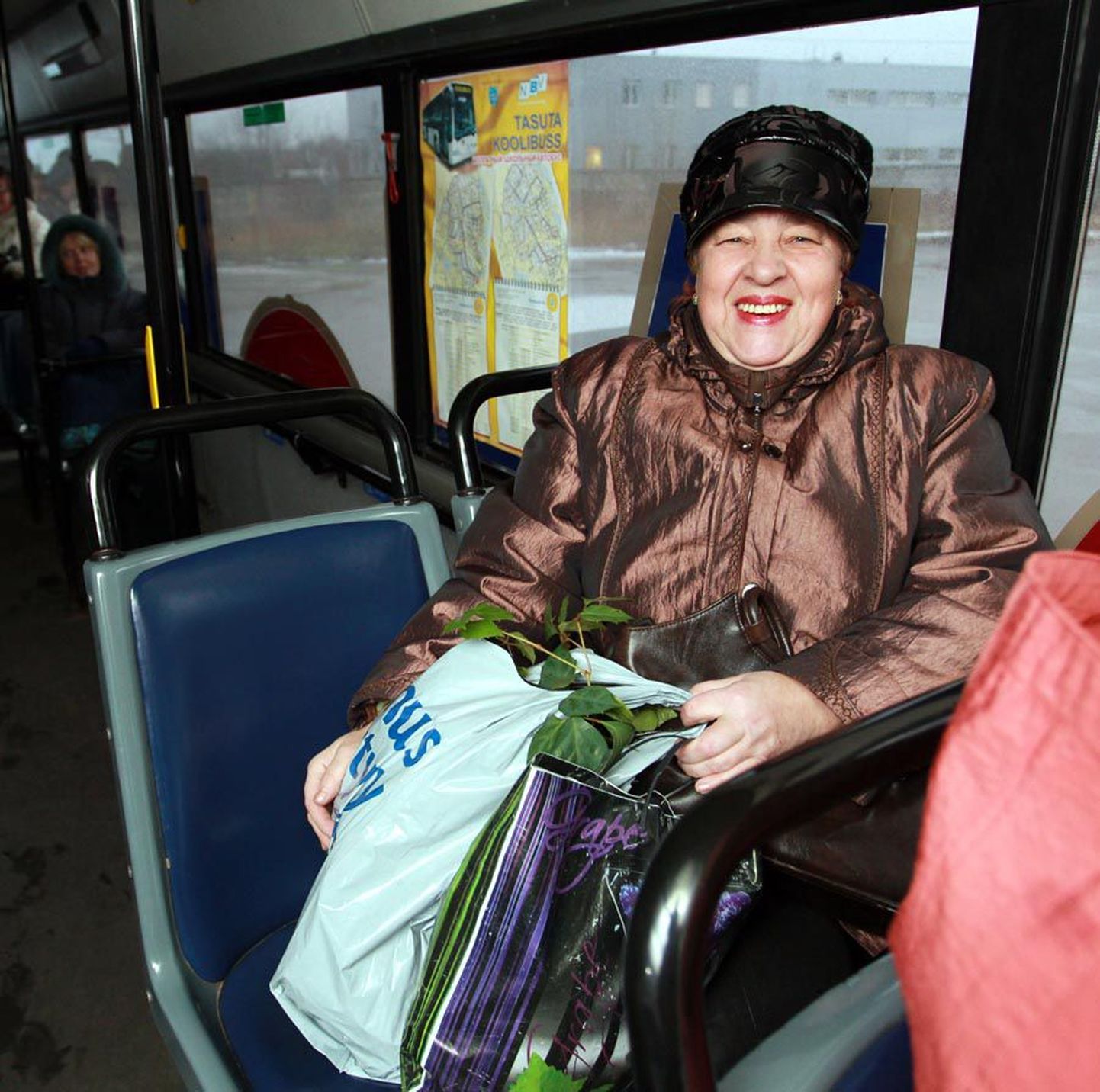 «Elule tuleb vastu naeratada,» ütleb Natalja Kosova. Kreenholmis töötas ta 40 aastat, eile viis töötajate buss ta viimast korda vabrikust koju.