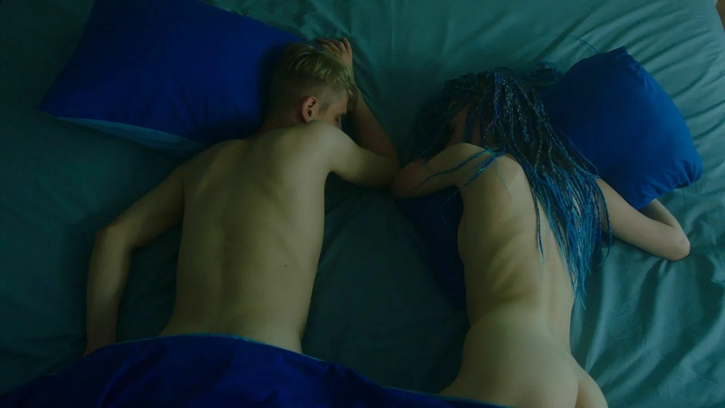 Armastajad armastusest välja puhkamas filmis «Kurdid armastajad».