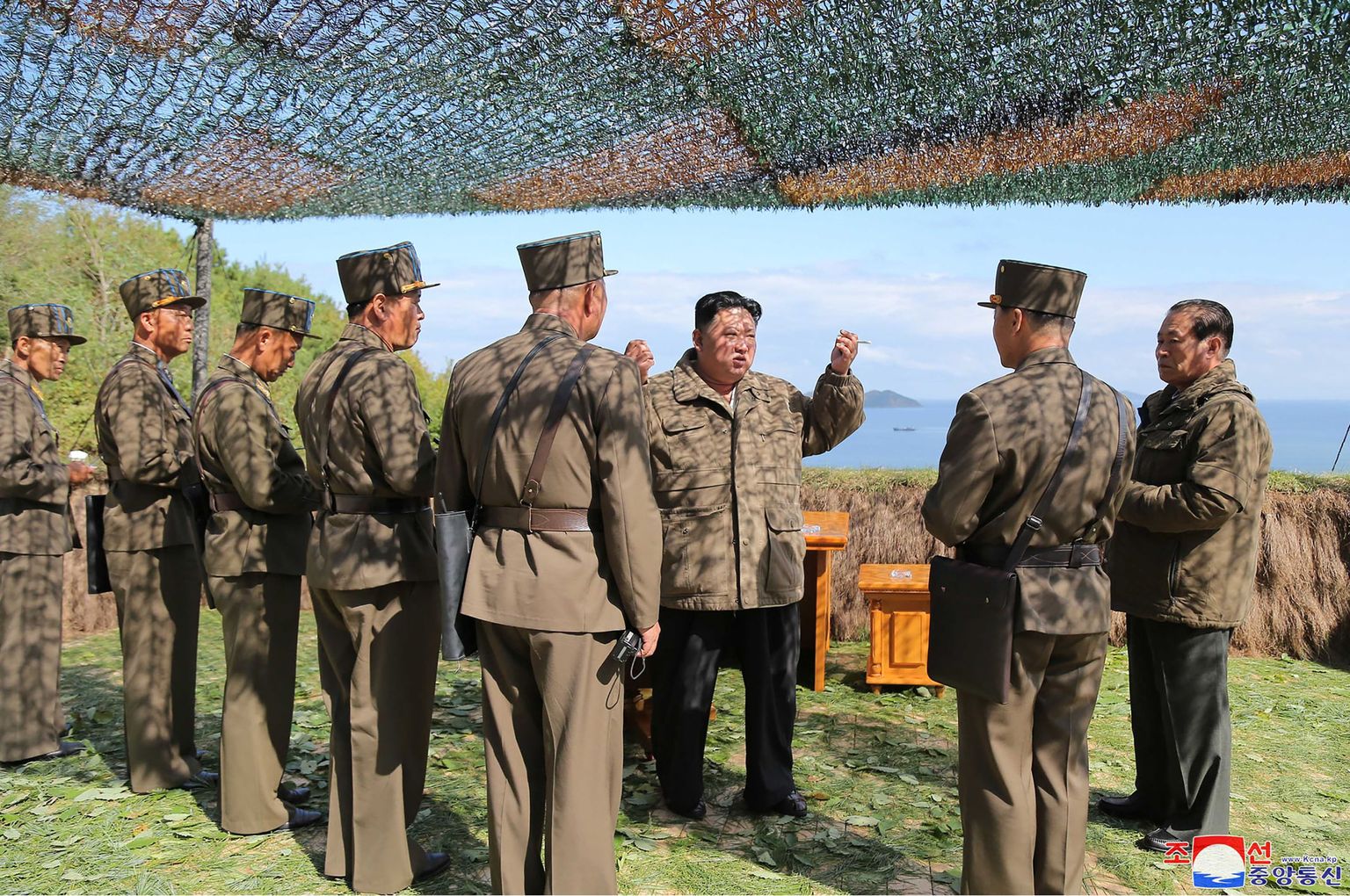 Kim Jong-un õpetab sõjaväelasi.