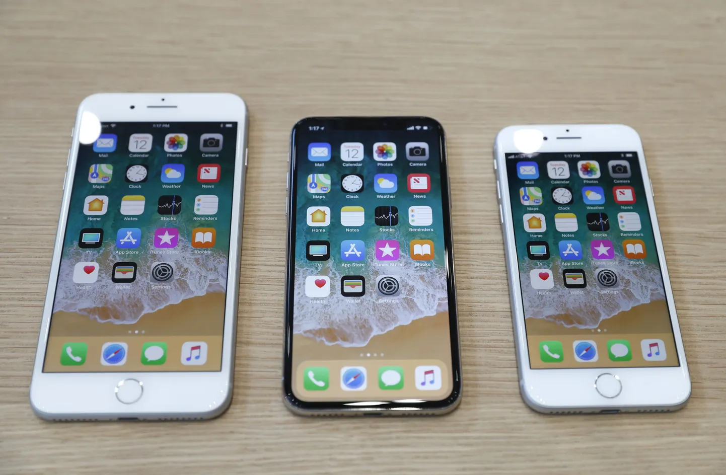 Uued Apple'i iPhone telefonid. Vasakul iPhone 8 pluss, keskel iPhone X ja paremal tavaline iPhone 8.
