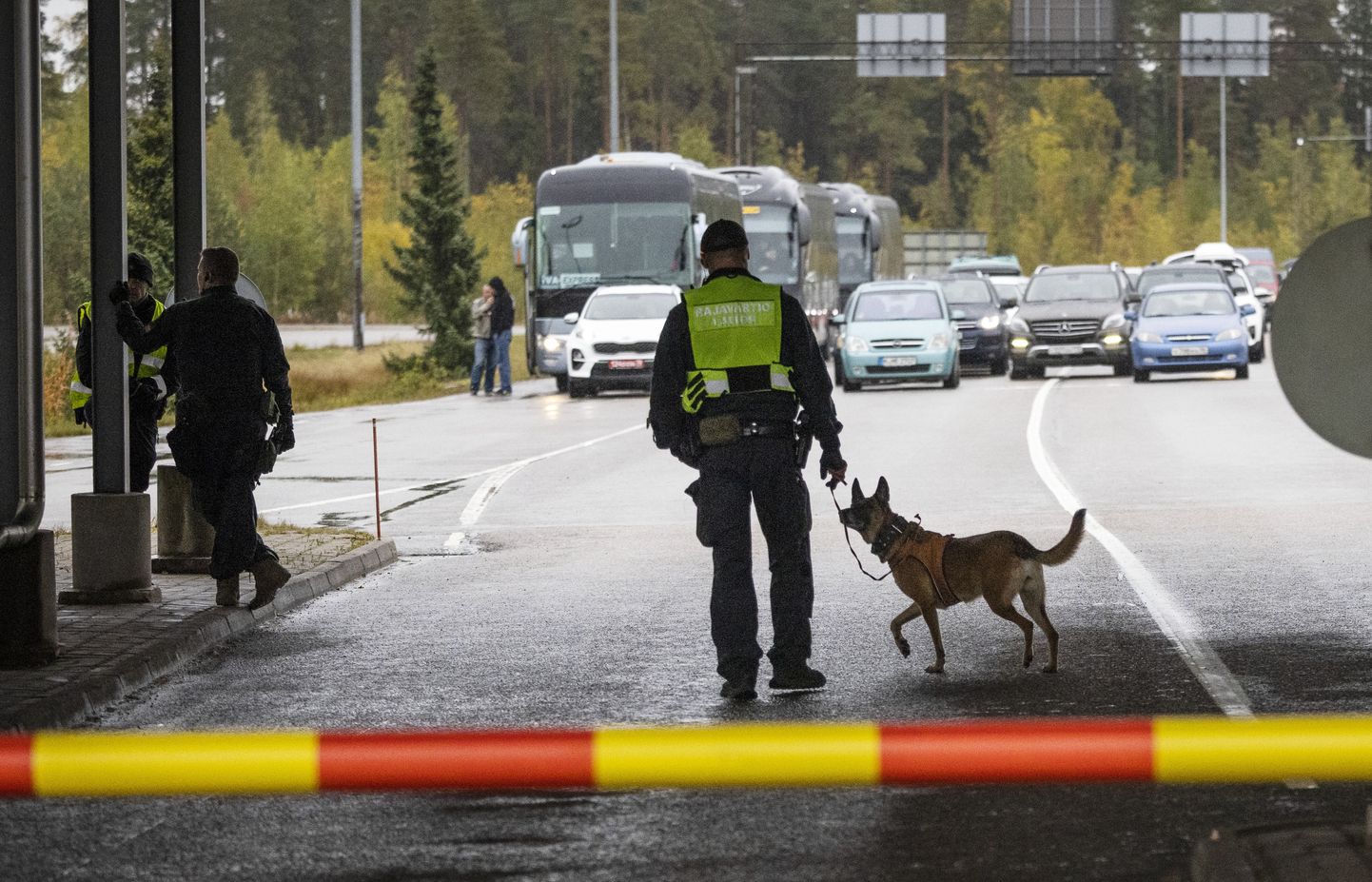 Soome piirivalvur koeraga Vaalimaa piiripunktis. Foto on tehtud 30. septembril 2022