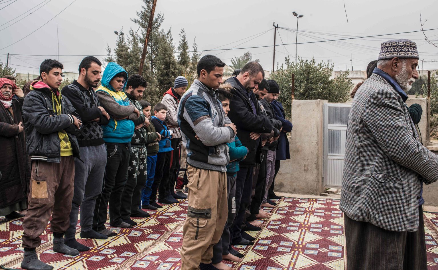 Iraagi mehed palvetamas Mosuli al-Masarifi linnajaos.
