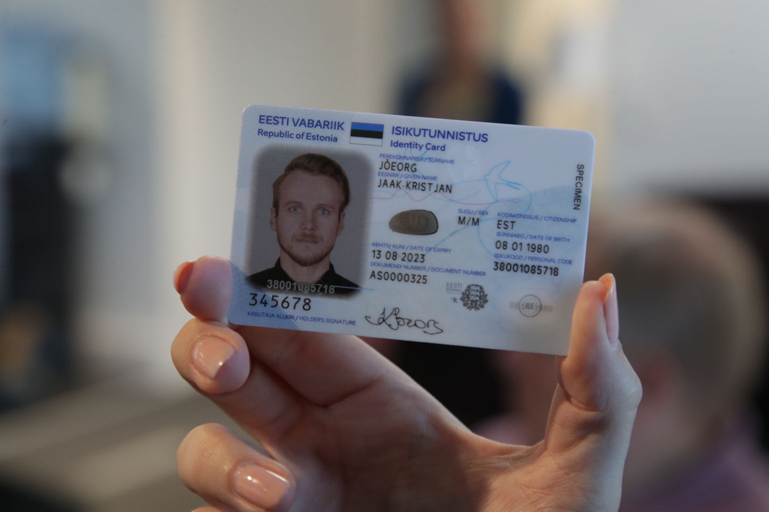 Lukustunud ID-kaardi omanikul tuleb uue kaardi saamiseks Politsei- ja piirivalveameti teenindusbüroosse minna.
