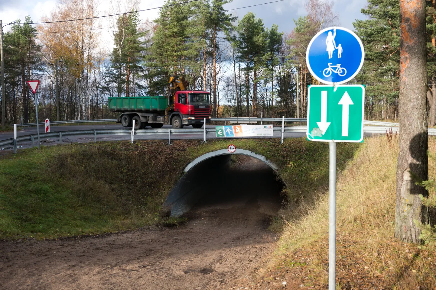 Tähetorni suusatunnel viib terviseraja tiheda liiklusega Tähetorni tänava alt läbi.