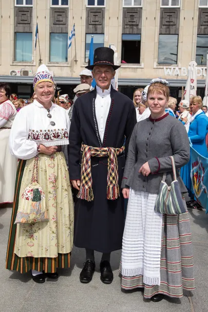 Oonurme segakoori lauljad Mare Rennel, Kaldi Roost ja Kaili Maasikmäe on erisugustes rahvarõivastes, ent kõik need esindavad Alutaguse kanti.