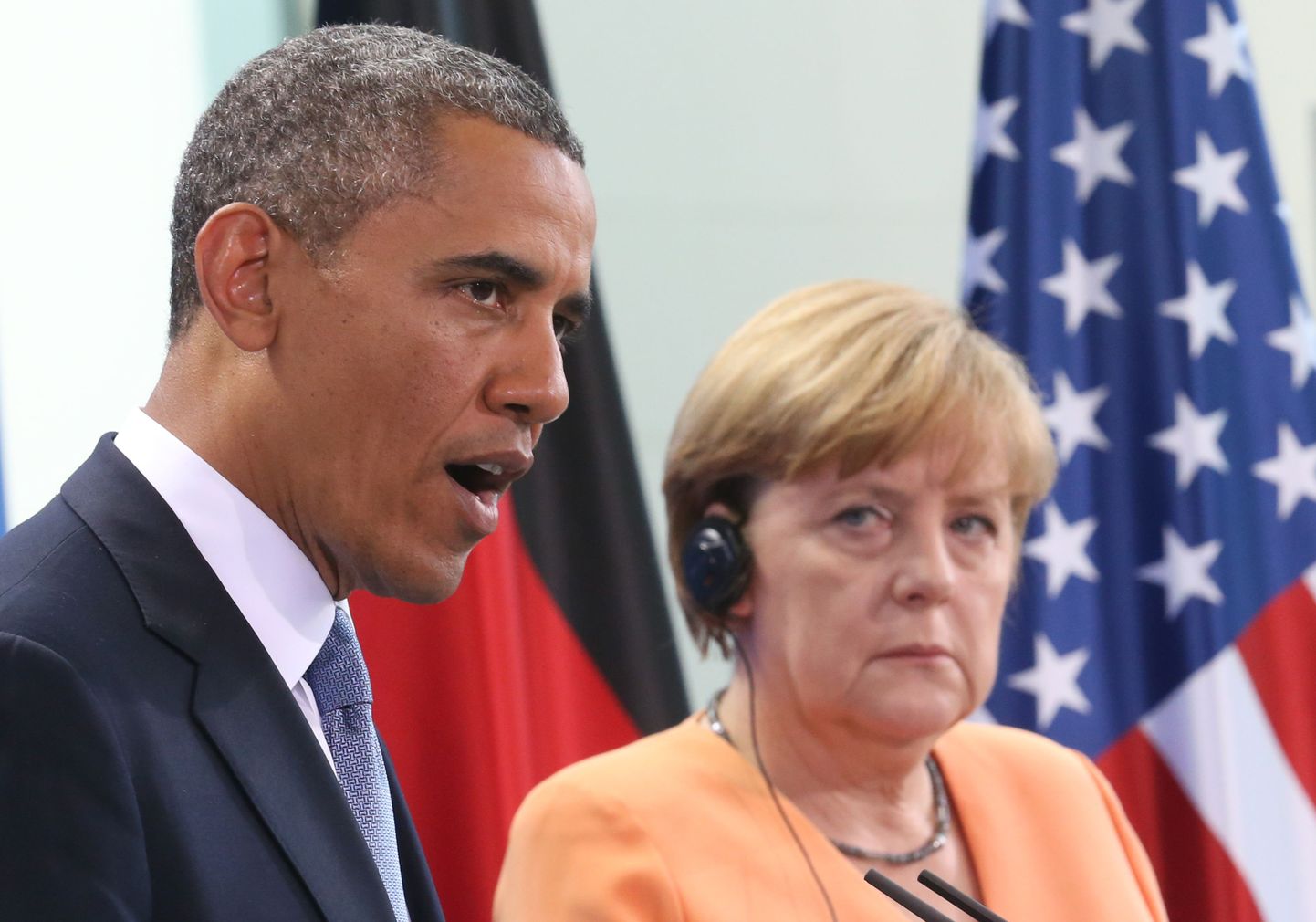 Эстонский истеблишмент разрывается между Бараком Обамой и Ангелой Меркель.