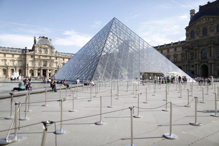 Pariisi Louvre'i klaaspüramiid, mille arhitekt on Ieoh Ming Pei