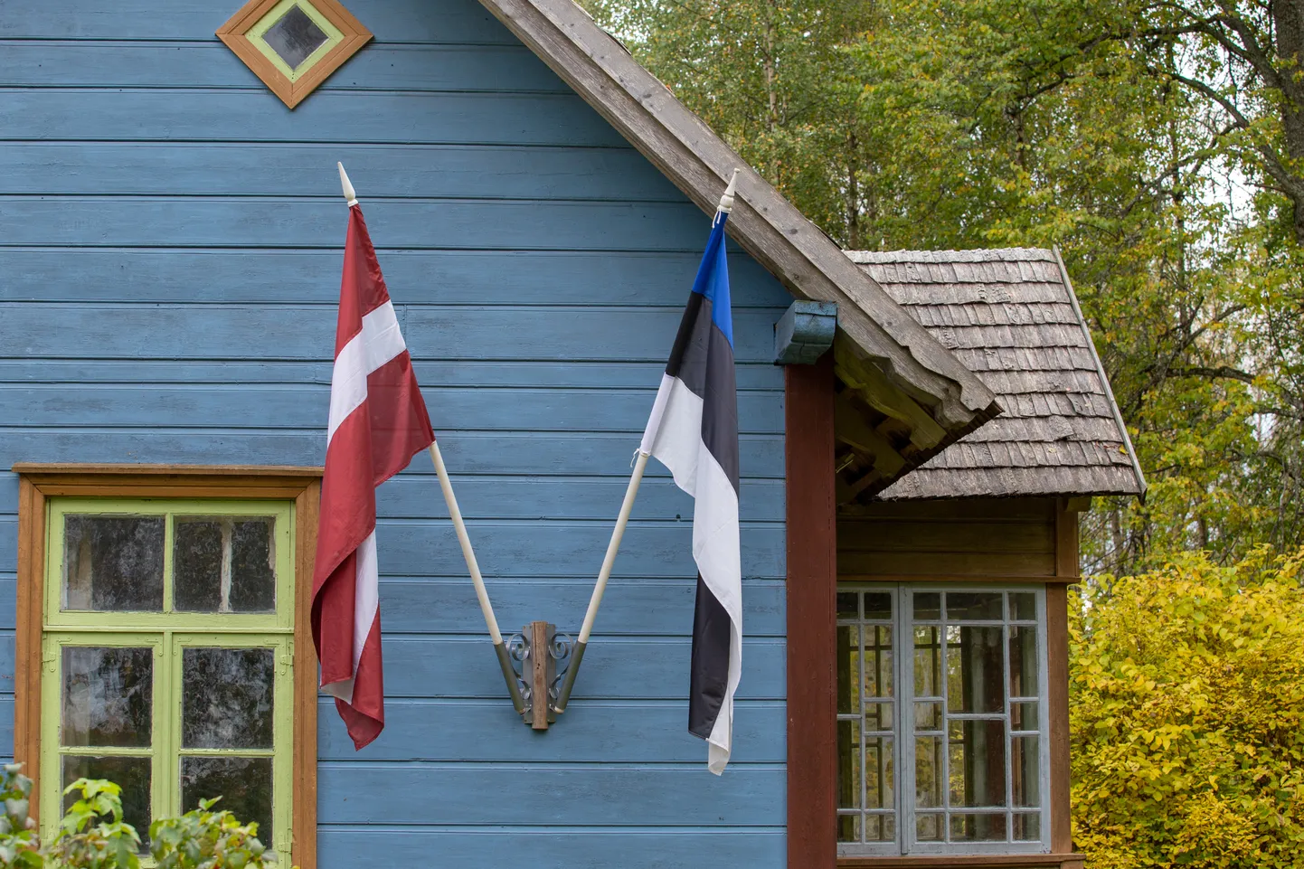 Флаги Латвии и Эстонии на пограничном пункте Мыйсакюла.