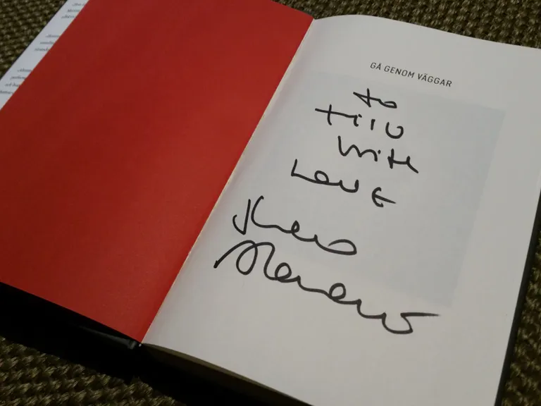 Marina Abramovići pühendusega raamat Tiiu Randmann-Mihklale.