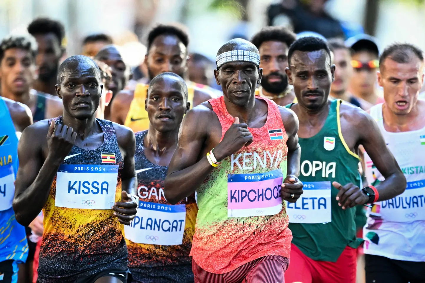 Keenia maratoonar, 39-aastane Eliud Kipchoge (esiplaanil) pidi valu tõttu 10. augustil 2024 Pariisi olümpiamängude meeste maratoni katkestama.