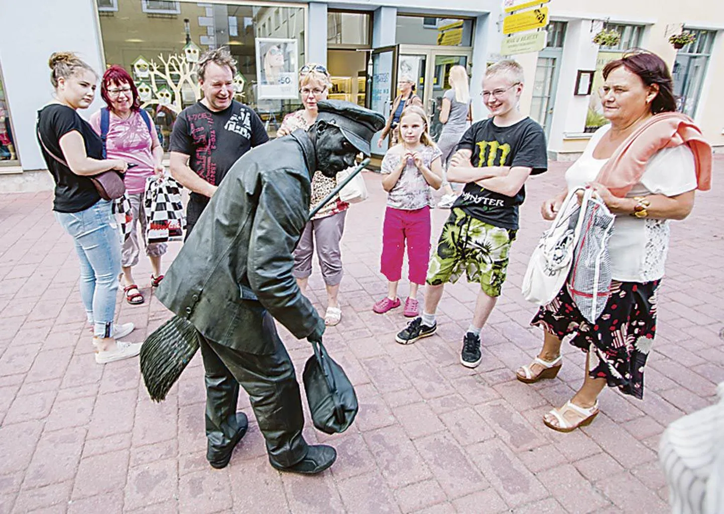 Tumm mees, kes sambana Rüütli tänaval seisis, köitis paljude tähelepanu ja sai lahkudes kotti kopsaka mündikogu.
