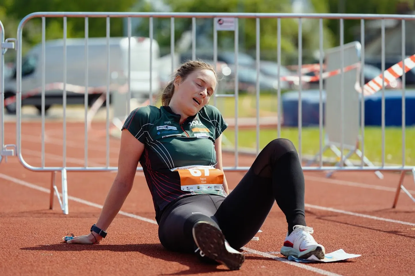 Sigrid Ruul pronksmedali võitjana sprindiraja finišis.