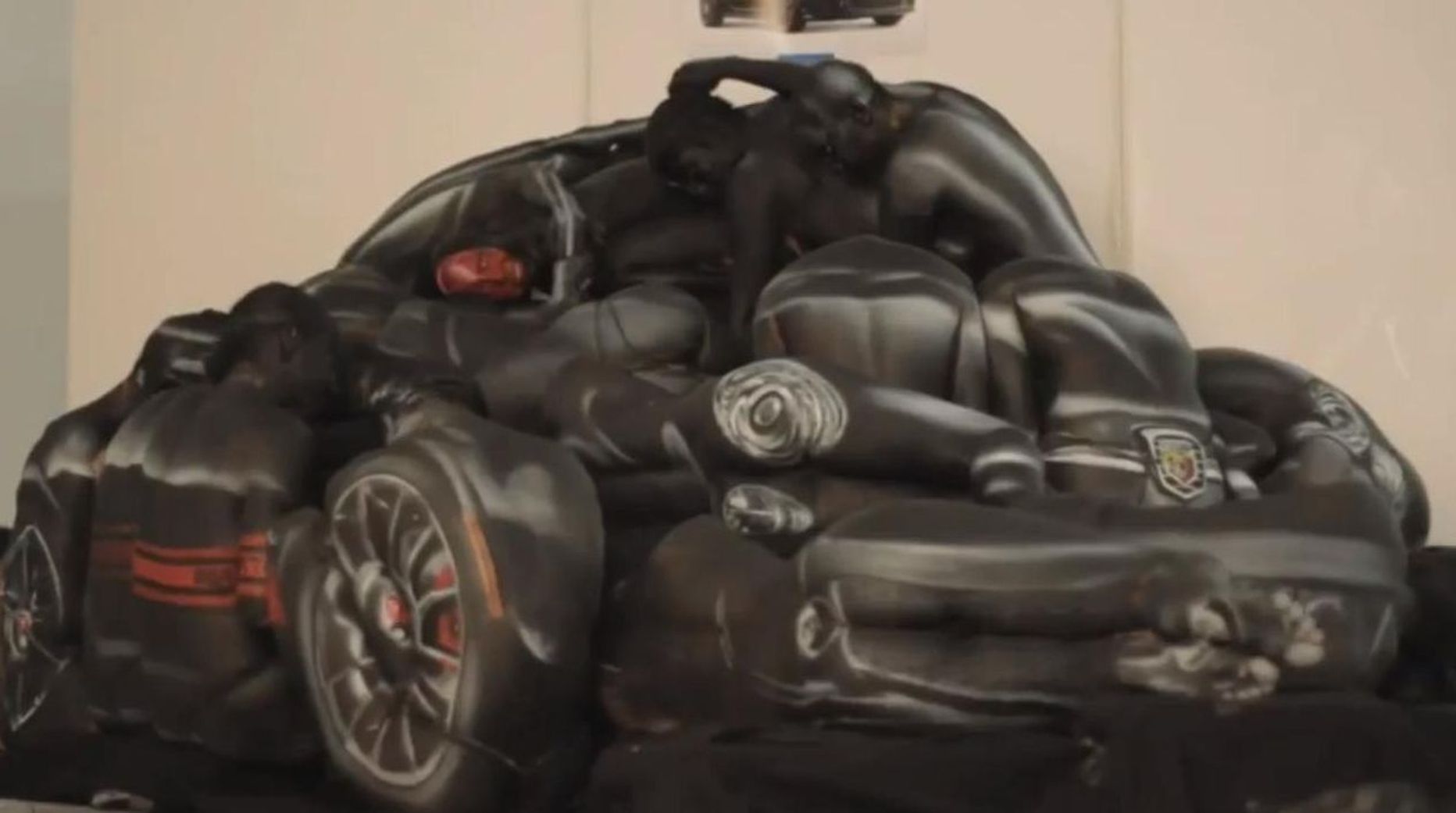 Fiat moodustas alasti naistest auto