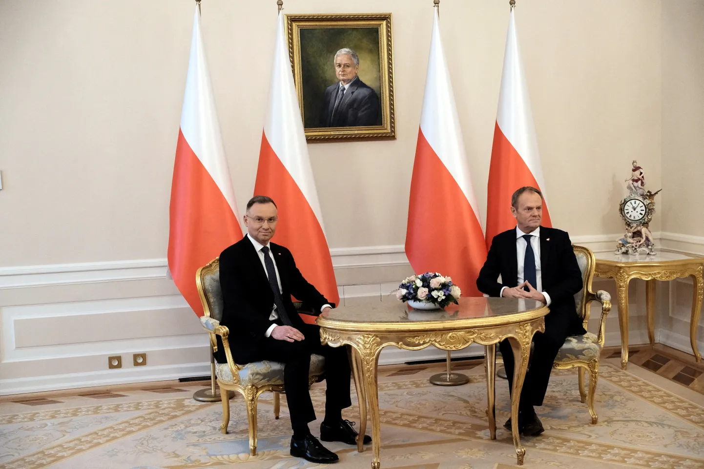 Polijas prezidents Andžejs Duda tikšanās laikā ar premjerministru Donaldu Tusku.