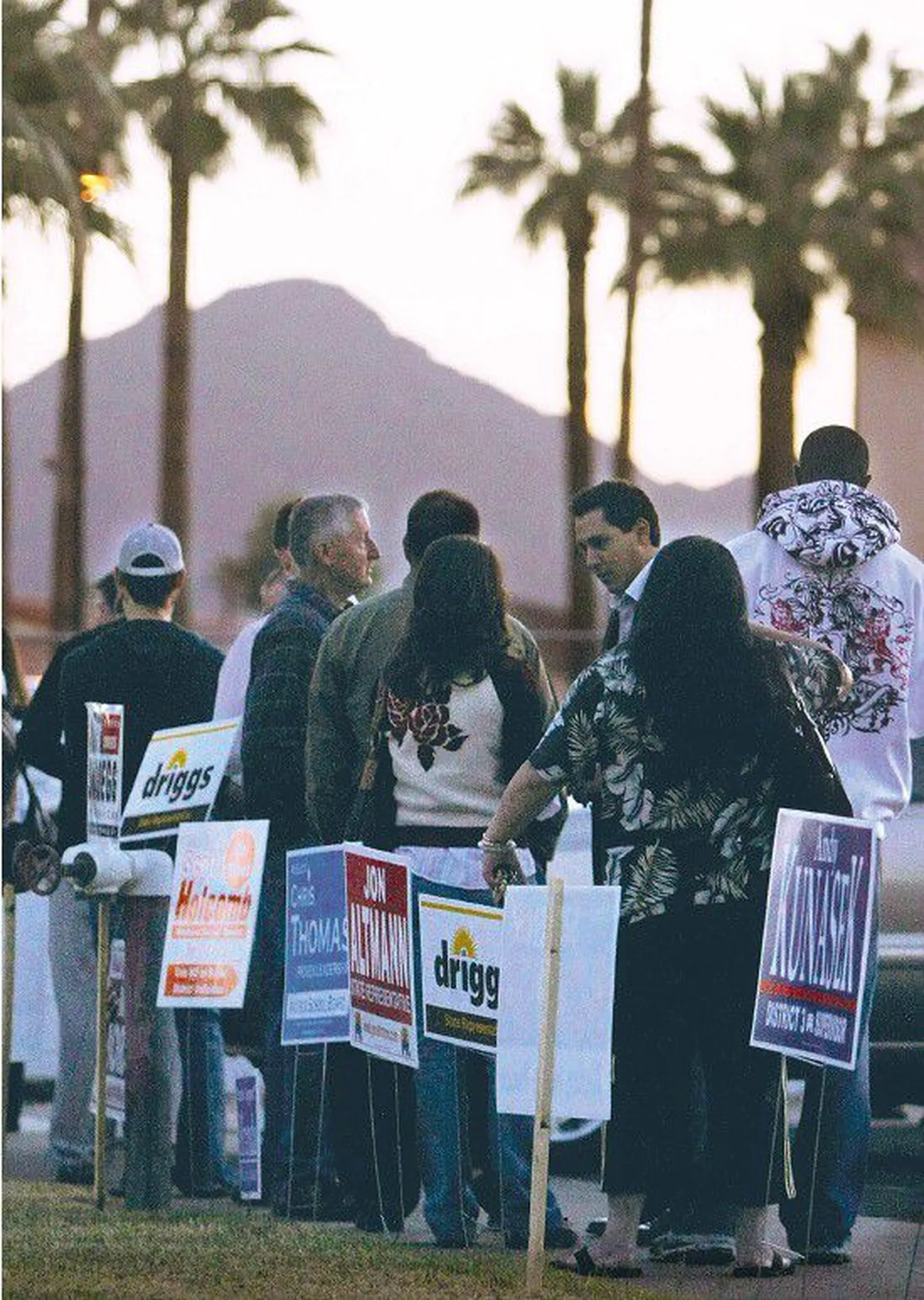 Ka John McCaini koduosariigis Arizonas tulid valijad hääletuskastide juurde varavalges.