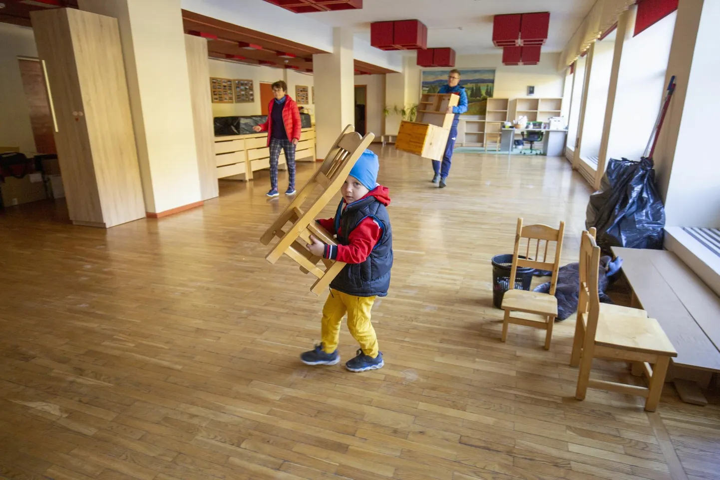 Kolm nädalat tagasi lõppes Roosna-Alliku lasteiaias remont ja 30 vabatahtliku abil koliti asjad lasteaeda tagasi. Varsti peaks selguma, kas see lasteaed jätkab tegevust senisel kujul või liitub Viisu lasteaia ja Tarbja lasteaed-kooliga.