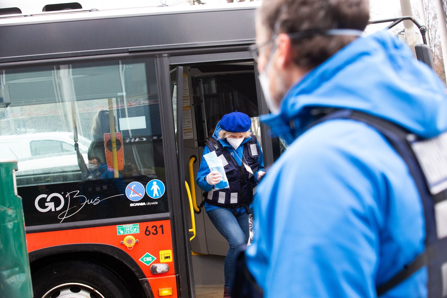 Департамент здоровья и полиция проверили, носят ли пассажиры автобуса маски
