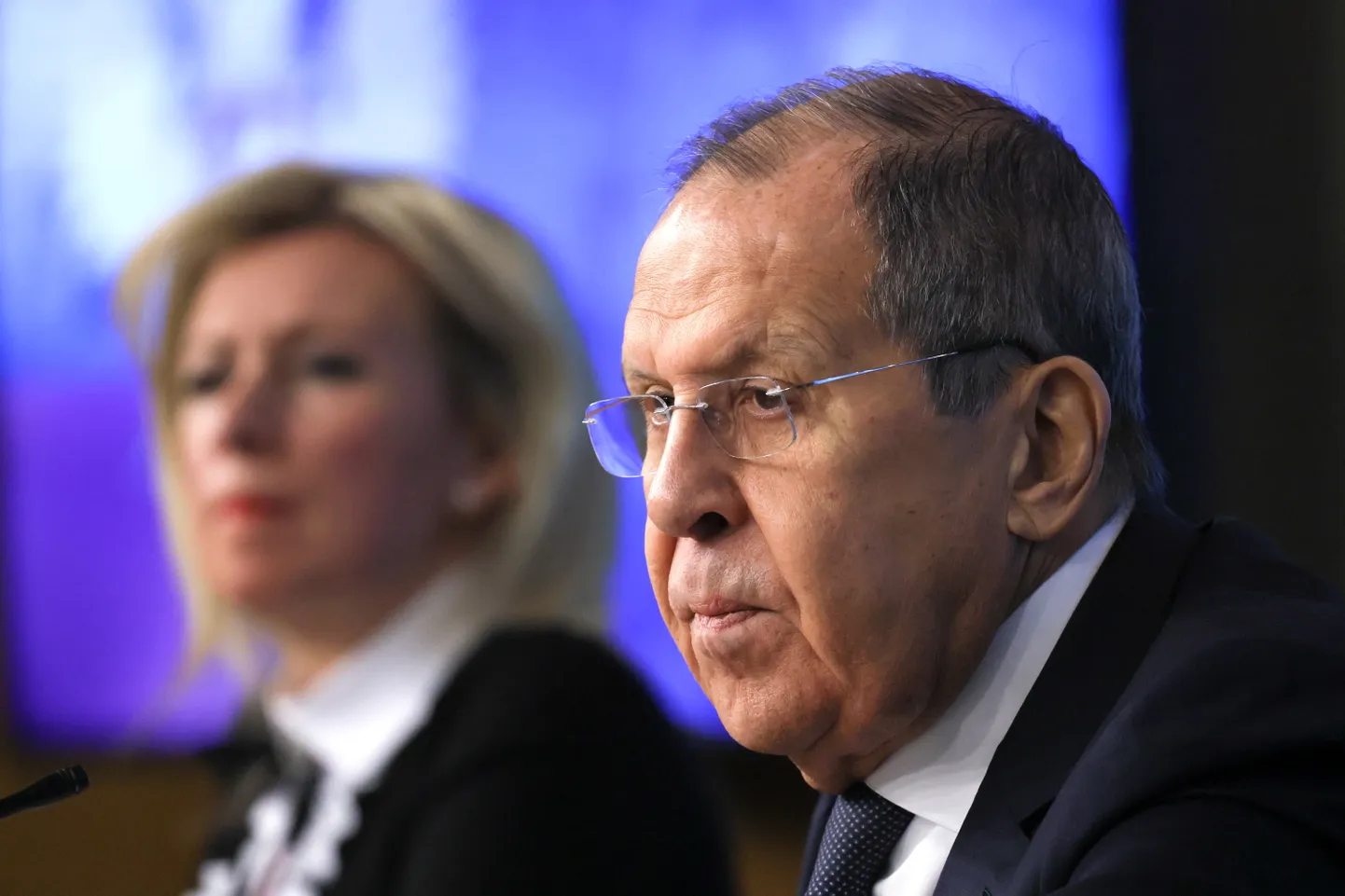 Venemaa välisminister Sergei Lavrov, taustal välisministeeriumi pressiesindaja Maria Zahharova.