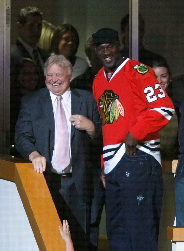 Kaks Chicago kangelast: Bobby Hull, kes tõi kuulusust Blackhawksi ridades ning Michael Jordan, kes viis Bullsi kuuel korral korvpalliliiga NBA tšempioniks.