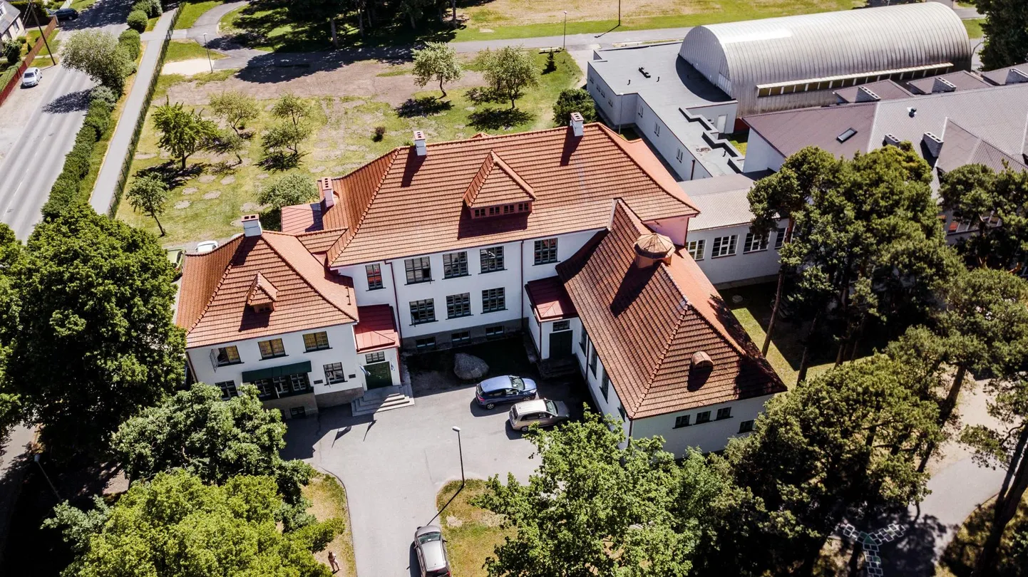 Rääma põhikoolis on küpsenud osa õpetajate ja kooli direktori vahel tõsine konflikt, mis nõuab linnavalitsuse sekkumist.