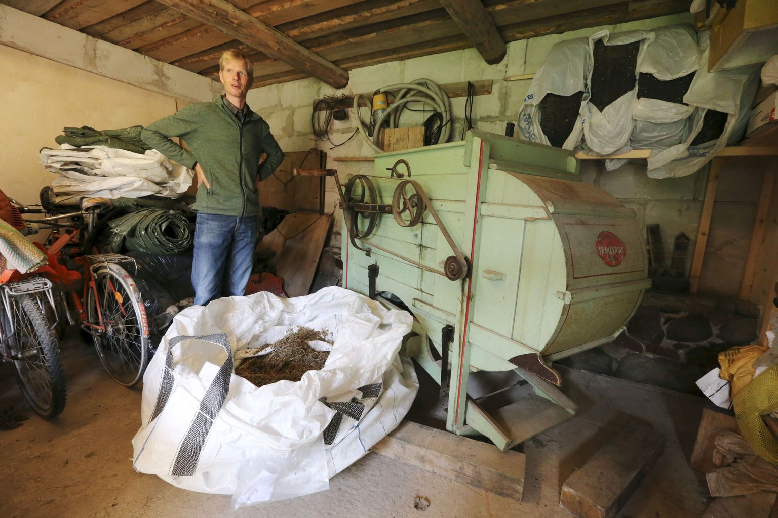 Mart Meriste eraldab niidutaimede seemned muust taimesodist pea saja-aastase Franz Krulli tehases valminud tuulamismasinaga, millel on isegi veel originaalnahkrihm küljes.