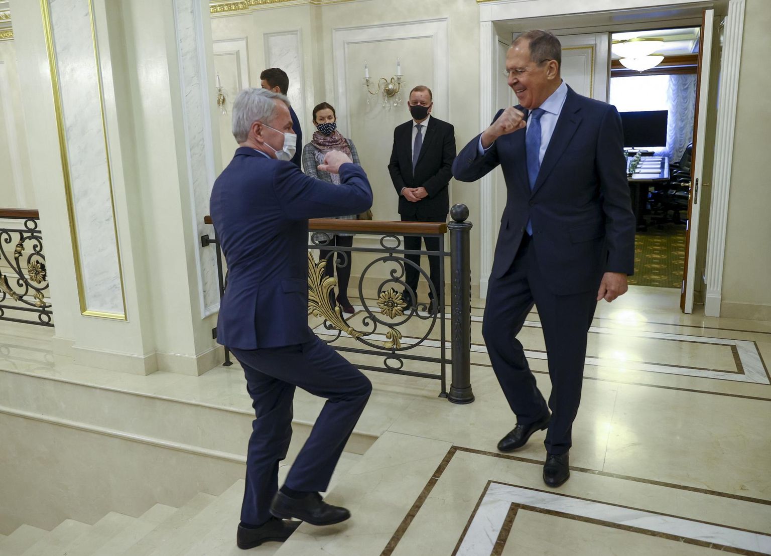 Venemaa välisminister Sergei Lavrov (paremal) tervitamas eile Peterburis oma Soome kolleegi Pekka Haavistot.