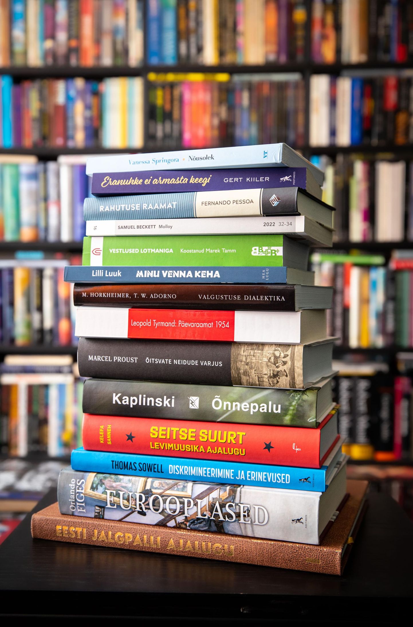 Aasta 2022 parimatest raamatutest koosnev kuhi. FOTO: Madis Veltman