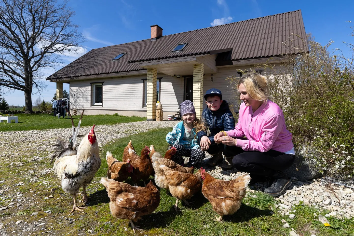 Rahulik elu külas, kus elavad vaid nemad, sobib rõõmsale perele hästi.