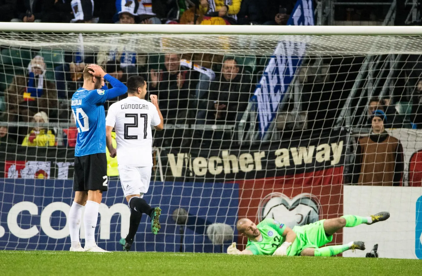 Õhtu peategelane Ilkay Gündögan (nr 21) on Sergei Lepmetsa ja Mihkel Ainsalu (20) jätnud pealtvaataja rolli. FOTO: Tairo Lutter