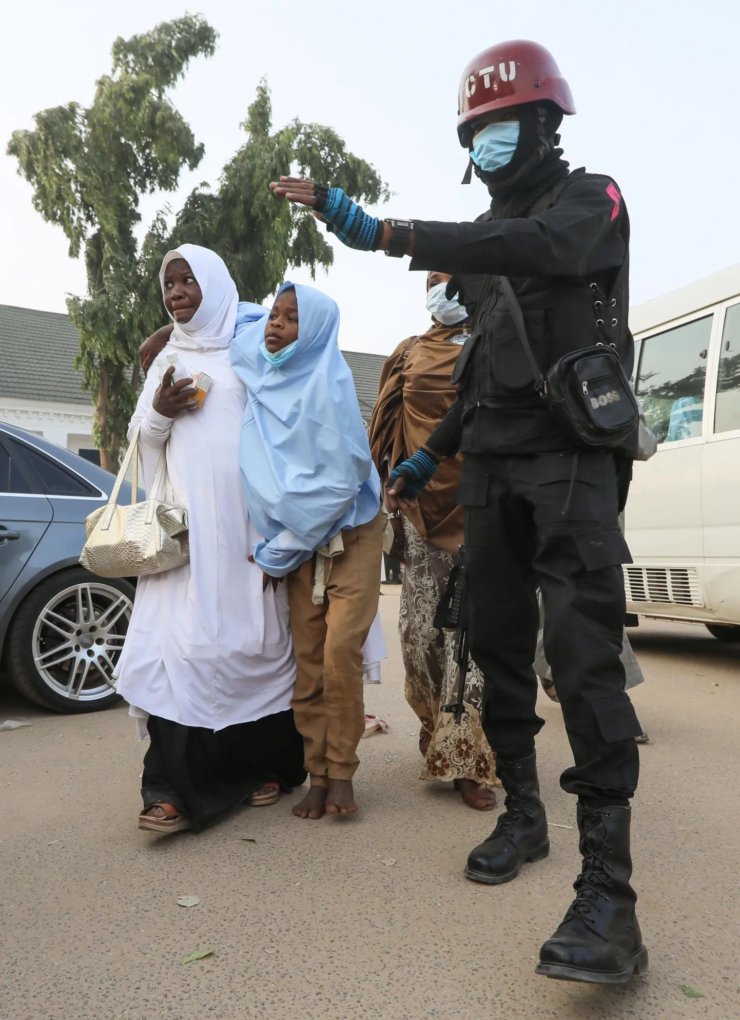 Märtsi algul vabastasid kurjategijad 279 tüdrukut, kes rööviti Zamfara osariigis asuvast Jangebe koolist. Pildil näitab politseinik teed ühele vabastatud tüdrukutest.