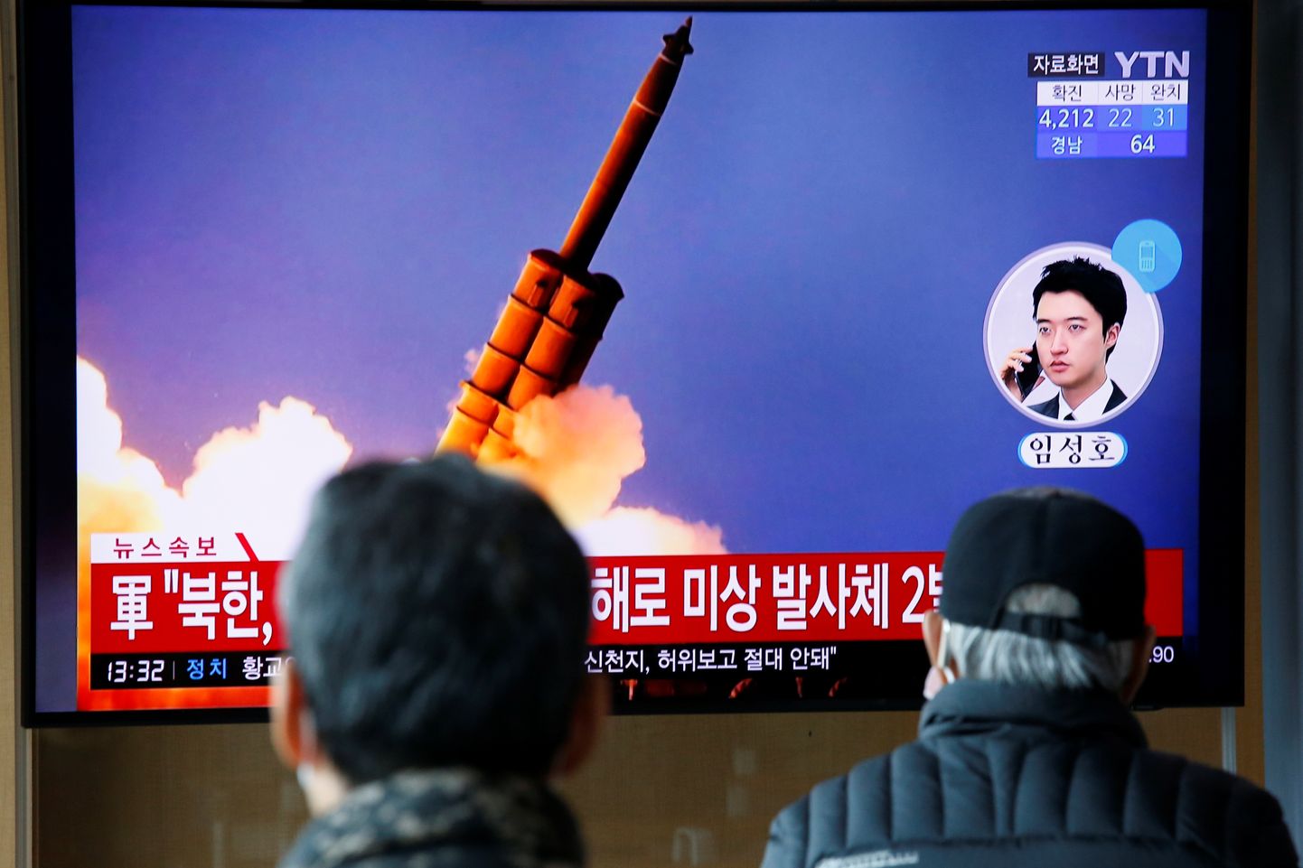 Inimesed jälgivad Lõuna-Koreas telepilti Pyongyangi läinudnädalasest raketikatsetusest.