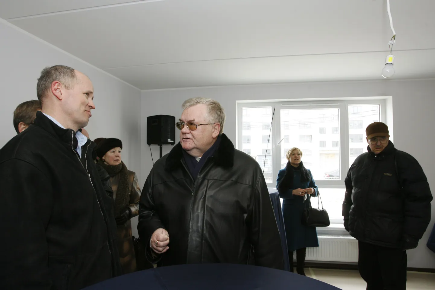 Linnapea Edgar Savisaar kevadel esimesete Loopealse elamurajooni munitsipaalelamute valmimist tähistamas.