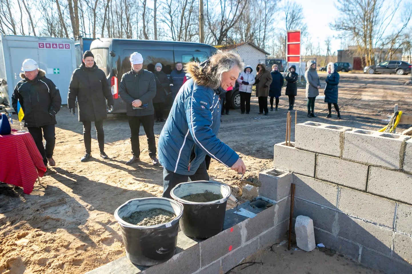 MUSTJALA päevakeskus sai märtsi alguses nurgakivi. Fotol toimetab teenuskeskuse juht Kalle Kolter.