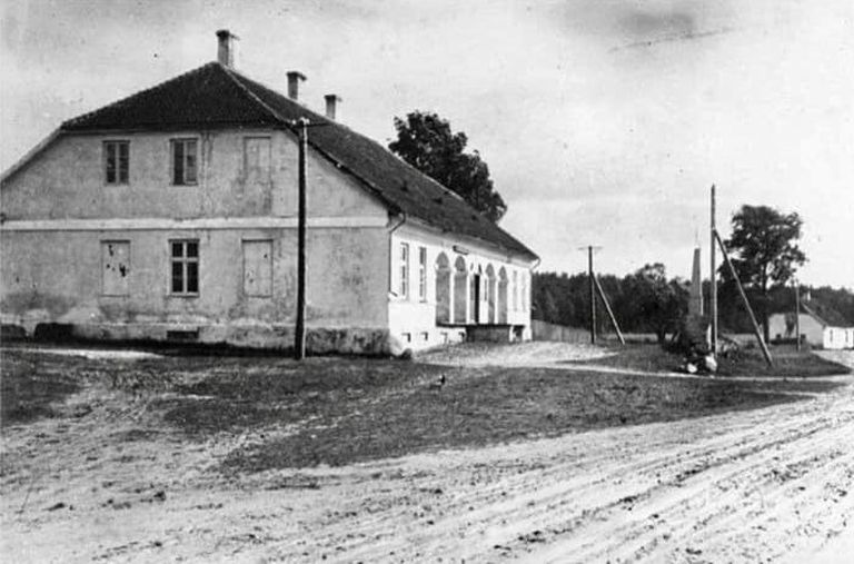 Почтовая станция Удерна начала XX века, за которой виднеется дом почтальонов.Объект, похожий на обелиск, виднеющийся между зданиями, скорее всего - труба кузницы. 
