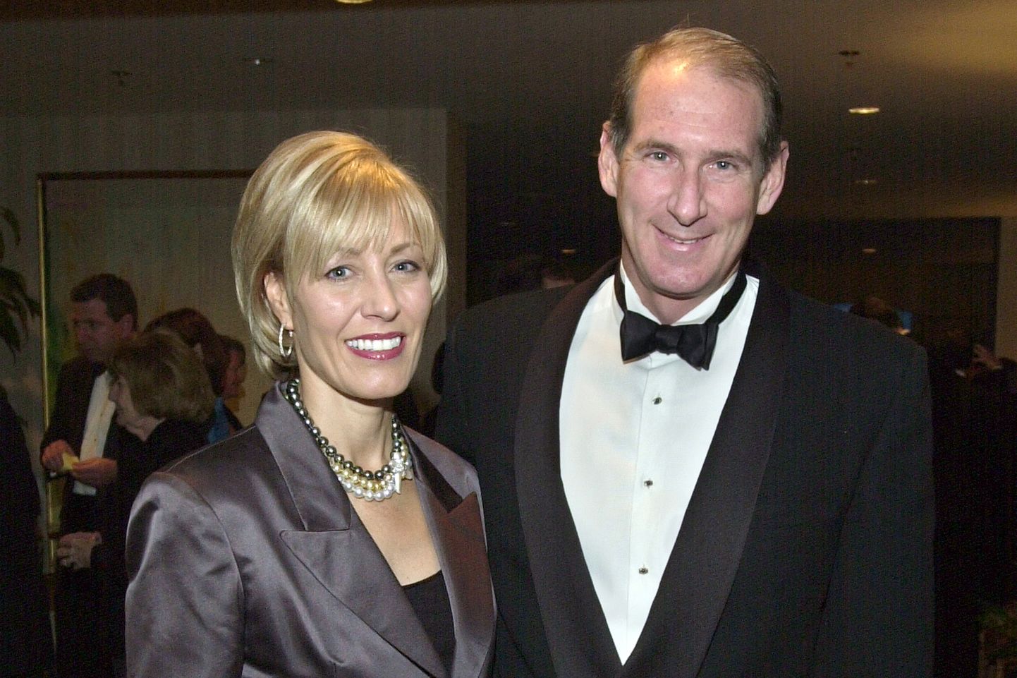 Paula ja James Crown 12. oktoobril 2001 Chicago Hiltoni ja Towersis Chicagos toimuval Boys & Girls Clubsi õhtusöögil.