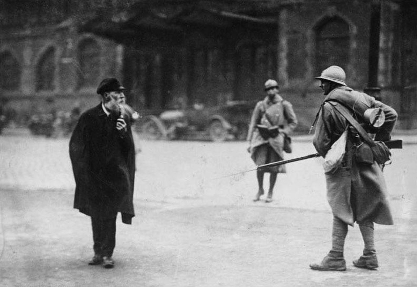 Ruhrimaa okupatsioon – Prantsuse sõdur ähvardab habemes taati püssile kinnitatud täägiga.