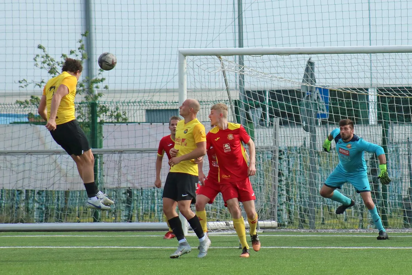 Võru FC Helios (punases vormis) ja Rakvere JK Tarvas Barrus Arenal Võrus.