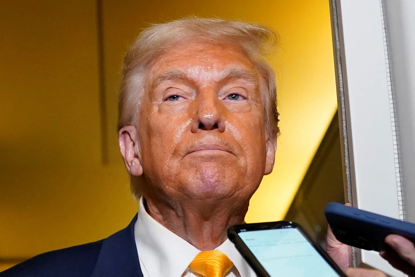 USA vabariiklasest president Donald Trump räägib valitud ajakirjanike seltskonnaga presidendilennuki Air Force One pardal.