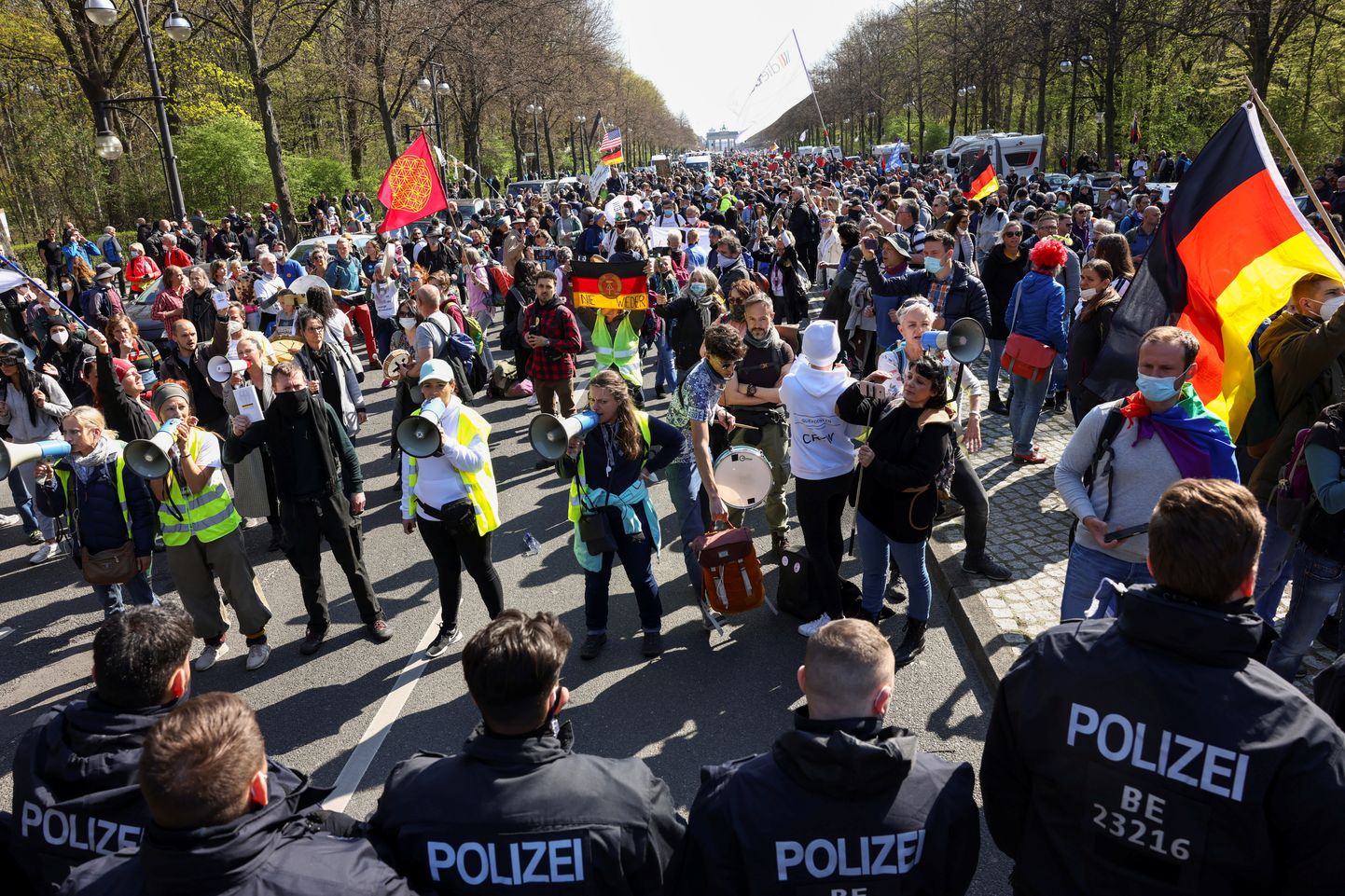 Protests Berlīnē pret valsts mēroga noteikumiem cīņā ar pandēmiju, 21. aprīlis.